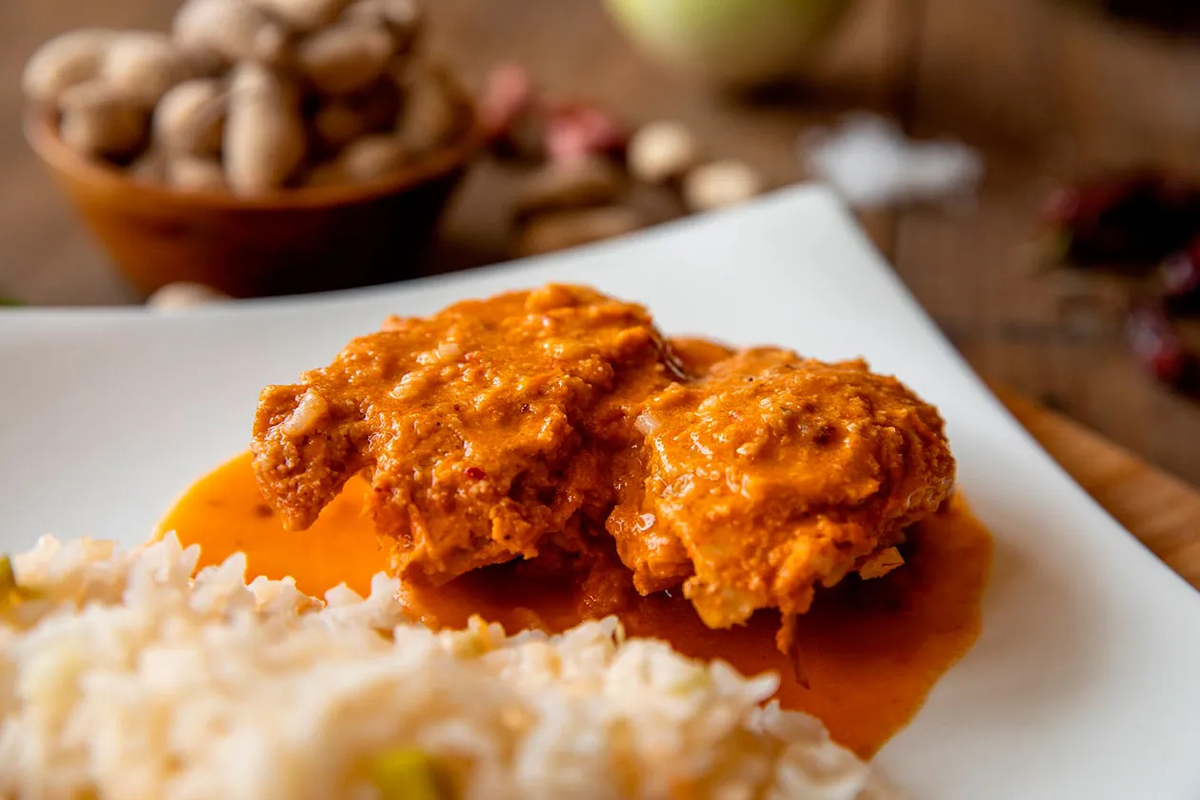 ¿Cómo preparar pechuga de pollo en salsa de cacahuate? Esta es la receta fácil