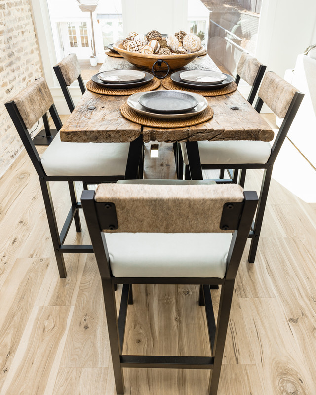 Neutral on Burgundy - Image 9