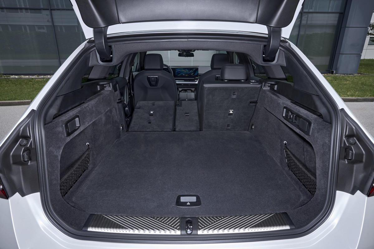 P90551898_highRes_the-new-bmw-530e-tou