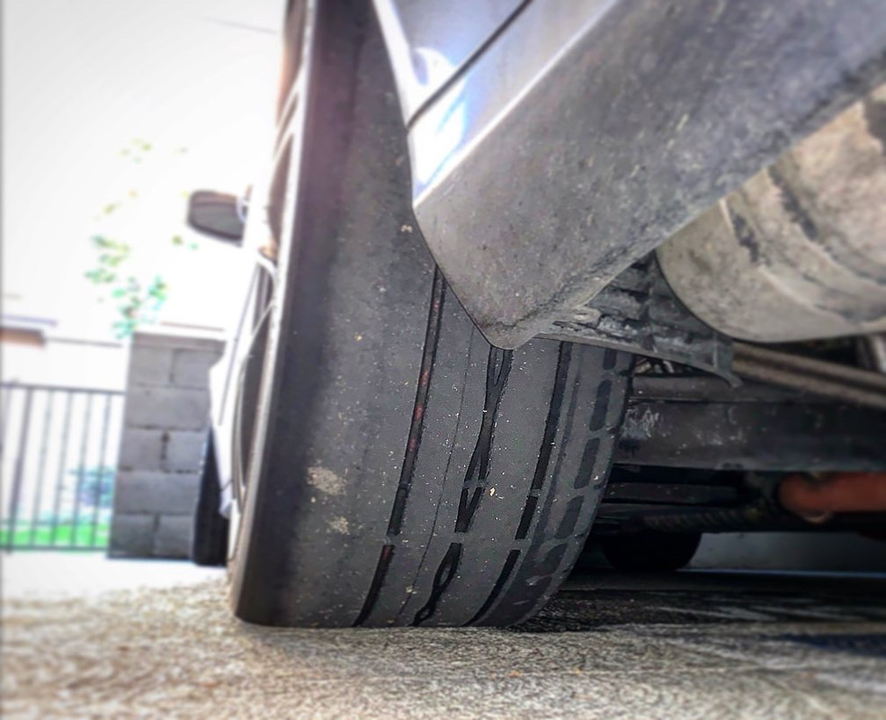 Optimized suspension and tire pressure resulting in even tread wear