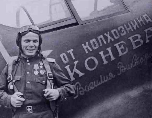 El mayor Ivan Kozhedub junto a su Lavochkin La-5N en 1944 después de una misión en 1944 El mayor Ivan Kozhedub junto a su Lavochkin La-5N en 1944 después de una misión en 1944