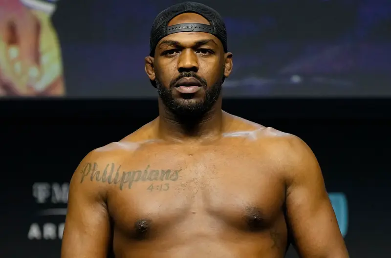 Феновете загрижени за Джон Джоунс, след като разкри, че има тежък артрит