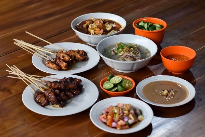 Paket lengkap di Sate Hanjawar, kuliner di Puncak Bogor.