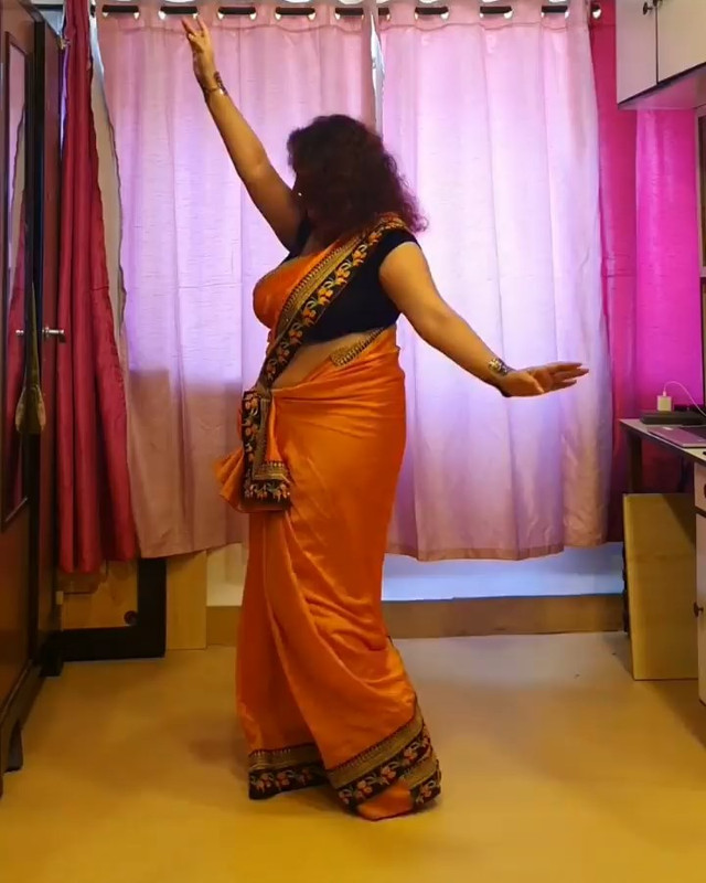 [Image: buty-aunty-dancing-in-orange-saree-mp4-s...00-000.jpg]