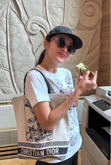 Sandra Dewi makan lemper.