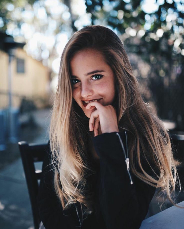 Cute-Girl-simpo1-42645775-736-918.jpg
