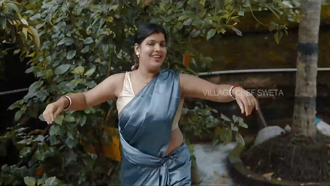 Chubby aunty sexy dance in grey saree.mkv_snapshot_00.30.000