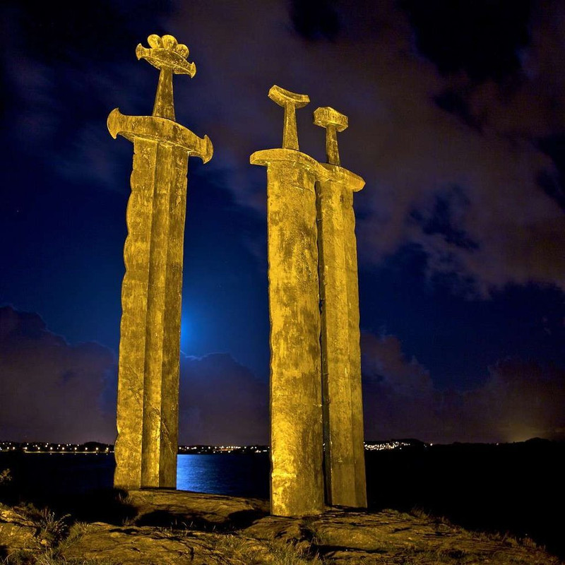 Sverd-i-fjell-Giant-Sw-ord-Monument-in-N