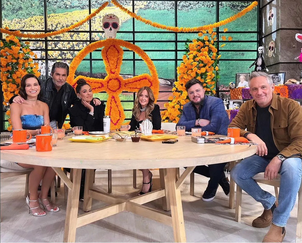 Colaborador de Hoy sufre fuerte crisis de salud en vivo, lo atienden paramédicos