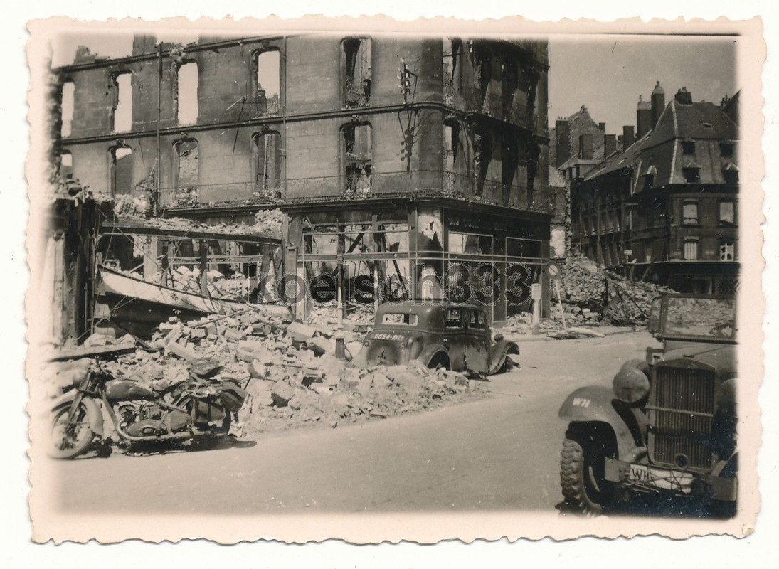 Foto Häuser Ruinen Krad PKW Wehrmacht Westfeldzu