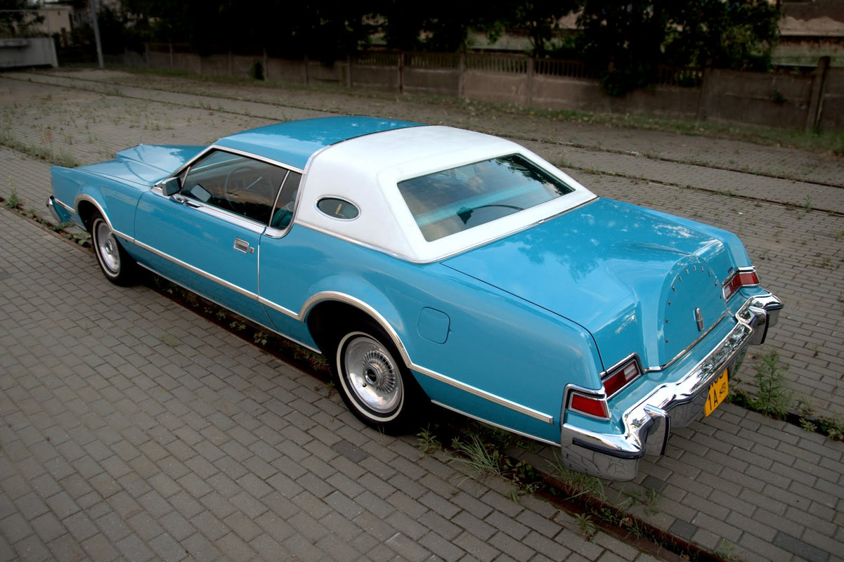 1976_Lincoln_Continental_Mark_IV_Givenchy_designer_series_(rear)