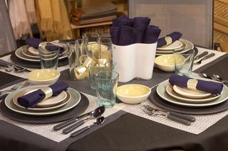 [Image: table-setting-ideas-to-cultivate-family-...aurant.jpg]