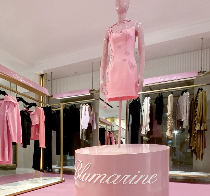 Blumarine, il nuovo pop-up rosa bubblegum da Harrods Blumarine, il nuovo pop-up rosa bubblegum da Harrods