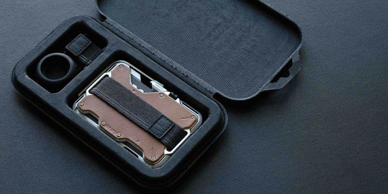 Portofel Compatibil MagSafe Aulumu G03 Multi Tool Metal Wallet, Carcasa Aluminiu si Piele Vegana, Grip elastic, Kickstand metalic integrat, suport AirTag, deschizator sticle, rigla integrata, blocare RFID, pana la 12 carduri, Ultra slim, Maro 35191700538061 pic hd 2800 1400