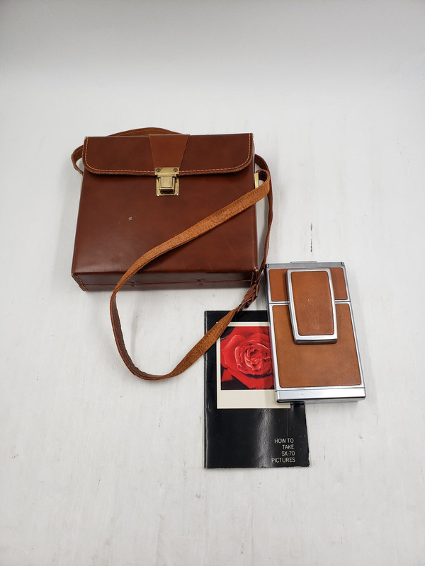 POLAROID SX-70 POLAROID CAMERA W/ LEATHER BAG