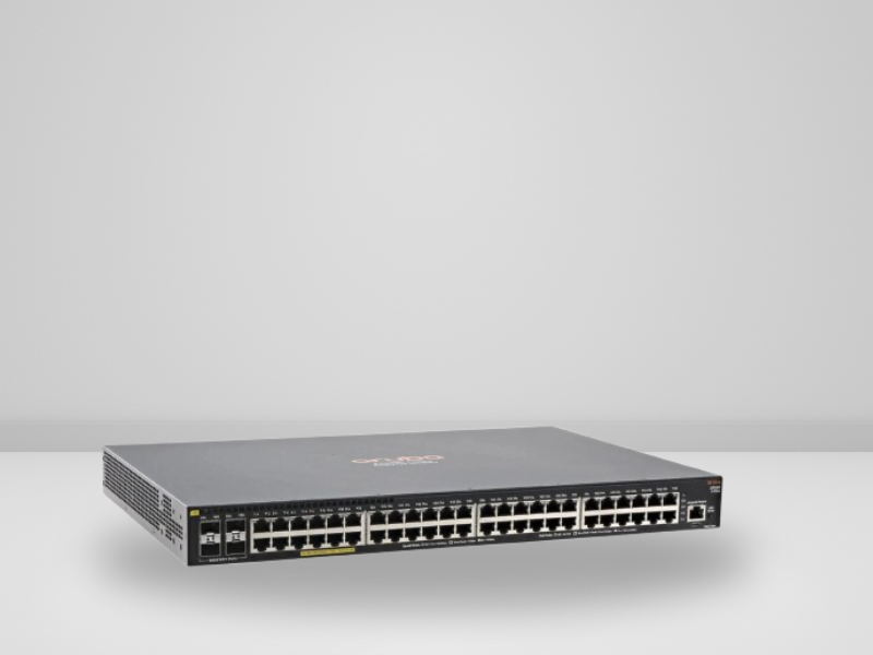 Switch Aruba 2930F em um rack, destacando a organização dos cabos e a capacidade de expansão.