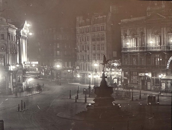 0-Piccadilly-Circus-in-the-fog-c1910.jpg