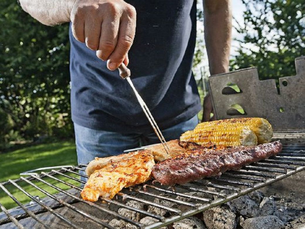 Mujer demandó a vecinos por hacer carne asada, señala que huele a humo