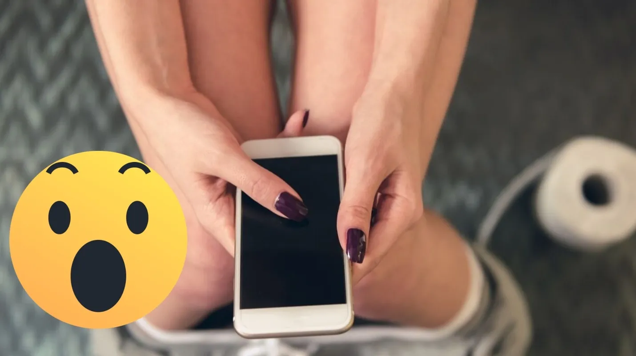 ¿Por qué no debes usar el celular en el baño? No lo creerás