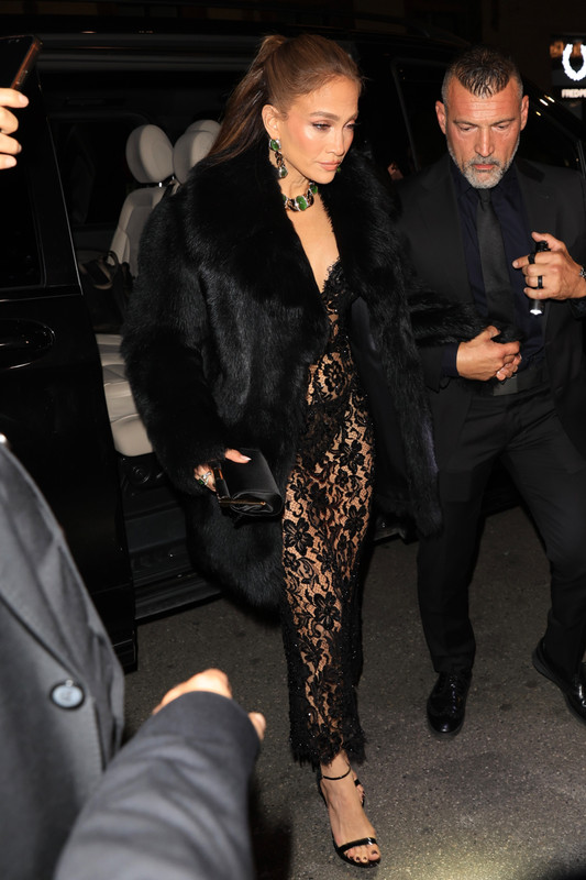 Jennifer Lopez Lace Dolce Gabbana APMilan277