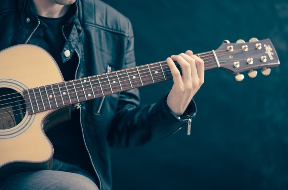 temalik-gitar-calan-erkek-resimleri-2.jpg