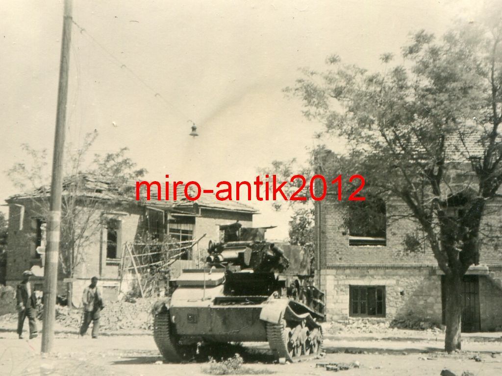 Foto, Wehrmacht, zerstörter Vickers light Tank, 