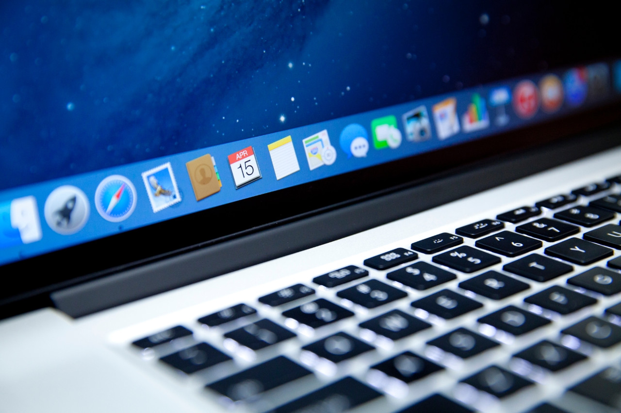 Интерфейс macOS крупным планом: панель Dock и многозадачность на экране MacBook
