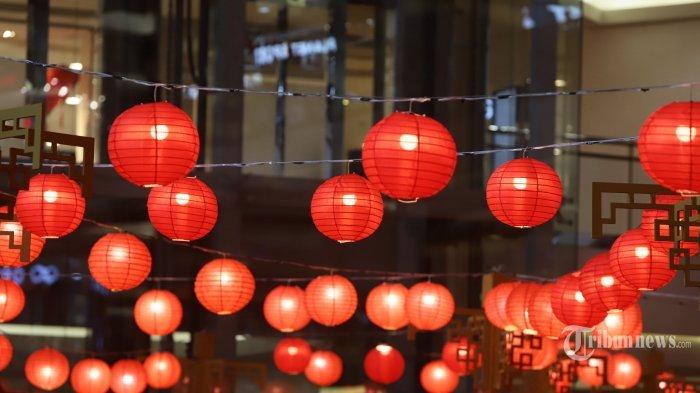 Lampion dan ornamen imlek menghiasi Mal Taman Anggrek di Jakarta, Kamis (28/1/2021). Jelang tahun baru imlek 2572, berbagai hiasan khas Tionghoa mulai mewarnai pusat perbelanjaan di ibukota.