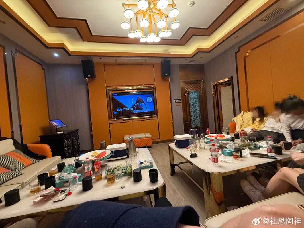 008FUxqCgy1hyxda3ccrpj33402c0kjm