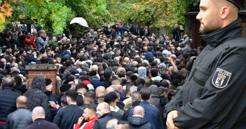 Alles ohne Corona-Regeln: 400 Moslems bei Clan-Beerdigung