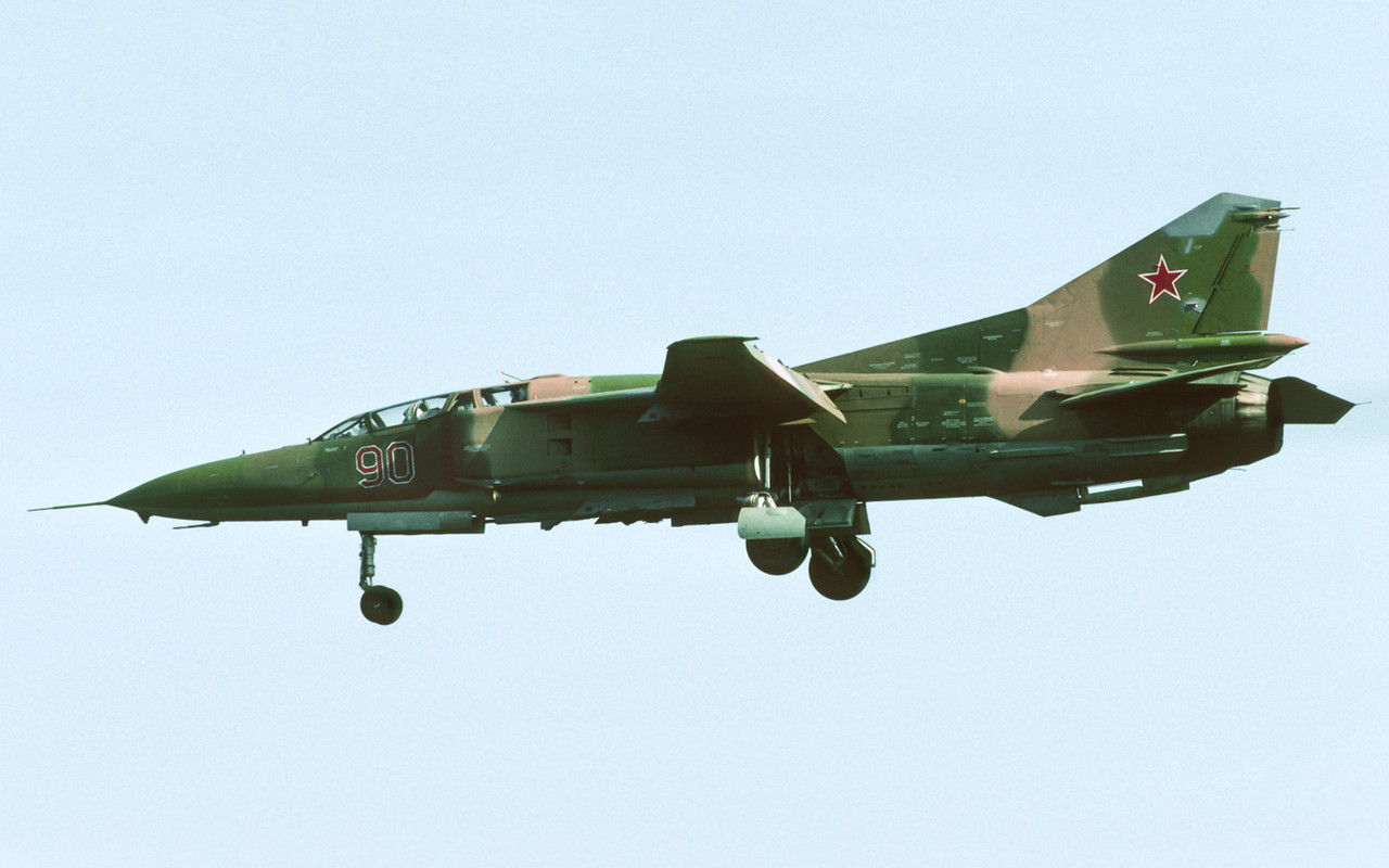 833 IAP Mig-23UB 90 Red_9903610_27.08.1991