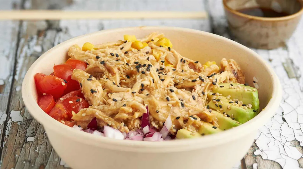 Prepara esta cena ligera a base de pollo y quinoa, un platillo saludable