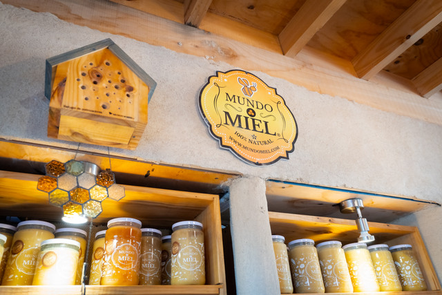 Frascos de miel en los estantes de la sala de Mundo Miel