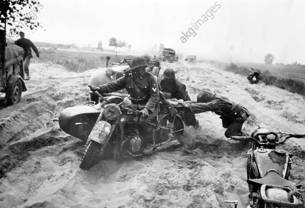 Angehörige der Waffen-SS auf einer Sandpiste, sie versuchen, ein Motorrad wieder flott zu machen, au
