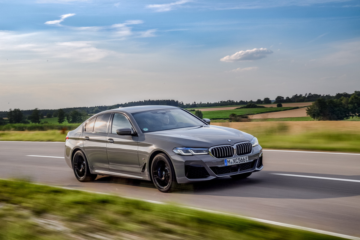 P90395469_highRes_the-new-bmw-545e-xdr
