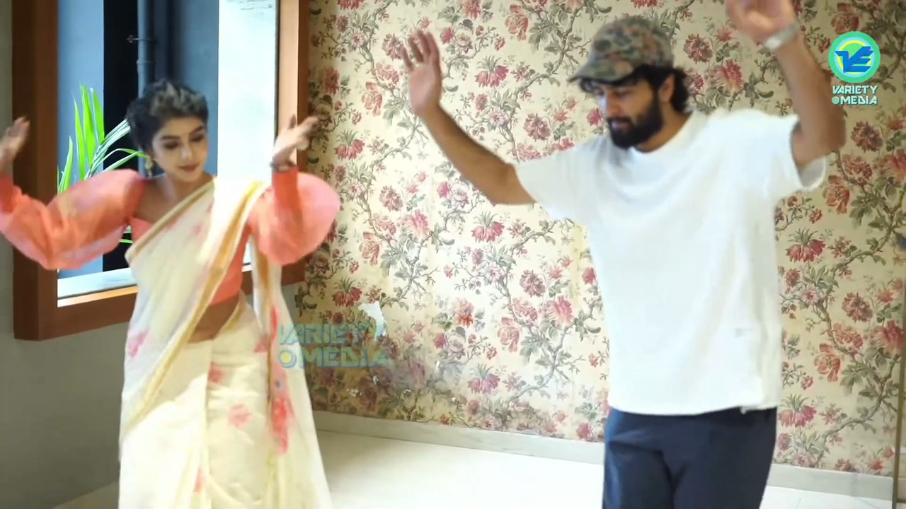 Pavithra Lakshmi Sexy Big Wide Navel in Saree from an event.mkv_snapshot_00.06.339