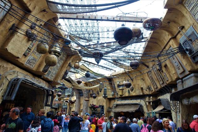 BLACK SPIRE OUTPOST MARKETPLACE, de tiendeo por Galaxy's Edge - DISNEYLAND ~ STAR WARS: GALAXY'S EDGE, LA GUIA (6)