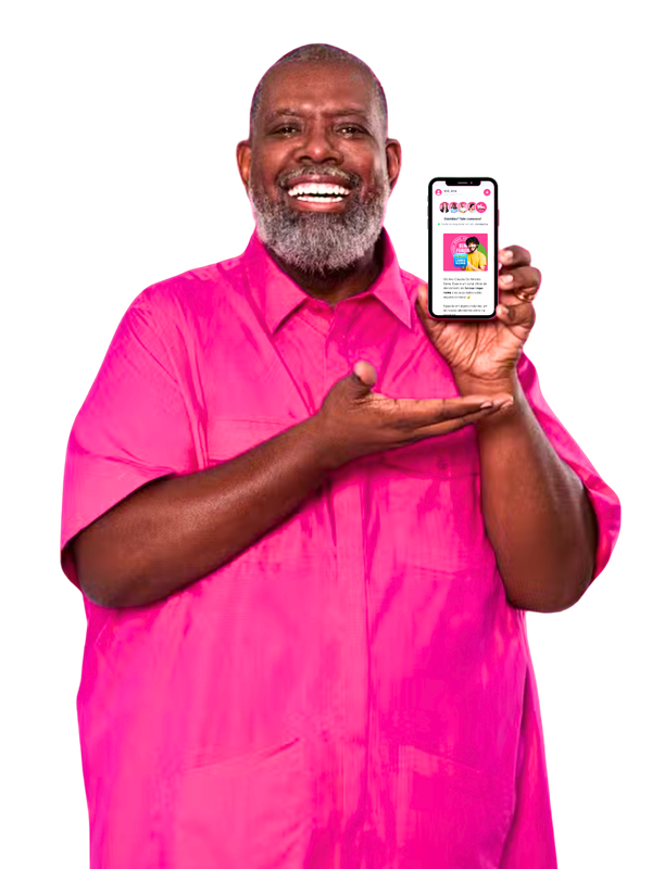 Homem sorrindo segurando celular