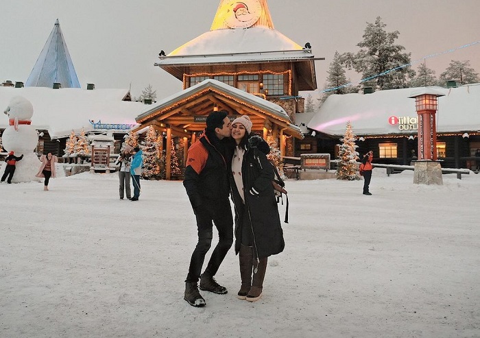 Momen mesra Darius Sinathrya dan Donna Agnesia saat traveling bersama.