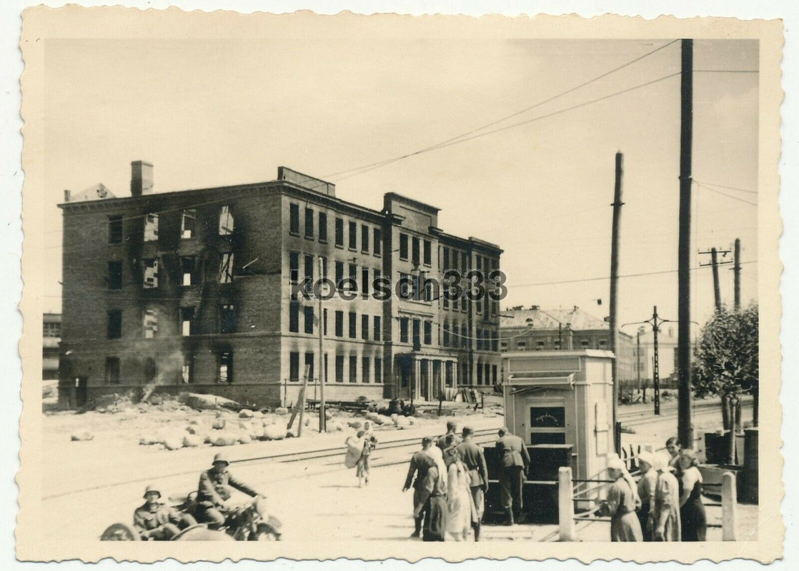 Foto Soldaten der Wehrmacht und Zivilisten vor Häuser Ruinen in Minsk Belarus