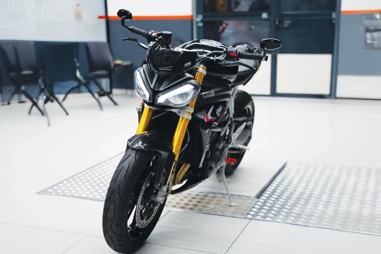 Triumph Speed Triple 1200 RS tyre fitment context