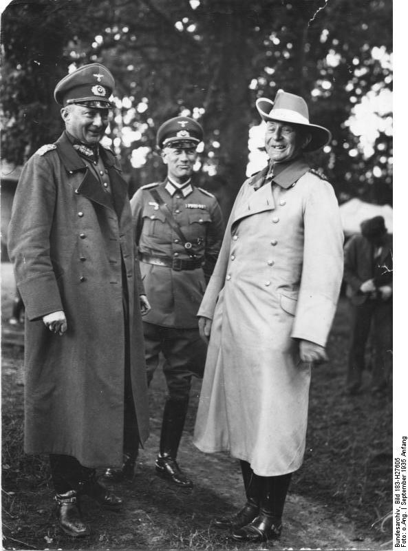 El teniente general Günther von Kluge con el general de división Paul von Lettow-Vorbeck, septiembre de 1935