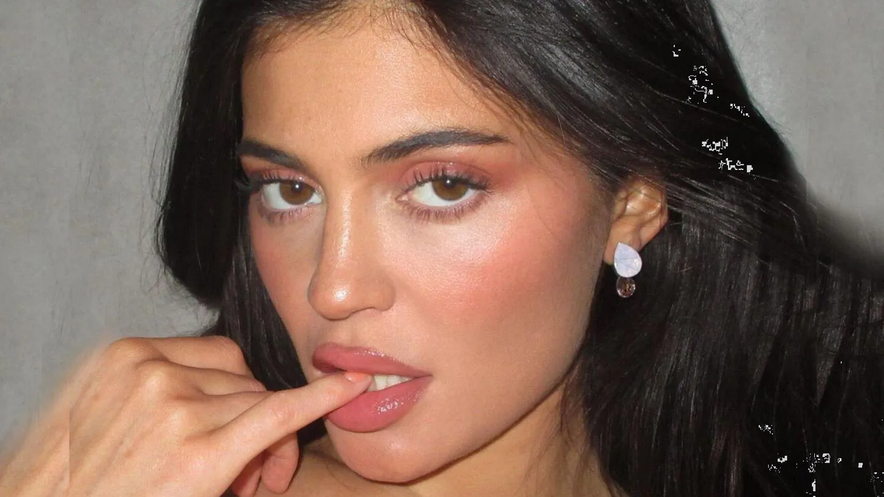 Tras drástica pérdida de peso, Kylie Jenner luce nuevo rostro