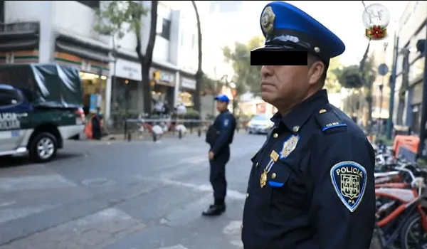 Exhiben a un grupo de policías embriagándose en plena vía pública