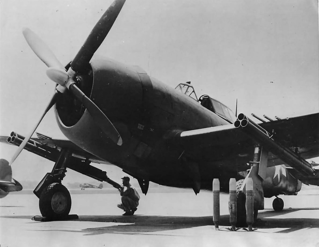 Ground_crew_loading_rockets_on_P-47_Thunderbolt