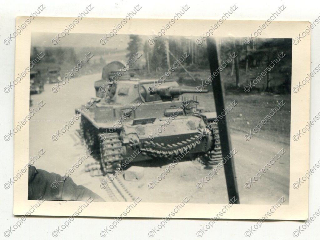 Foto, Wehrmacht, zerstörter deutscher Panzer auf