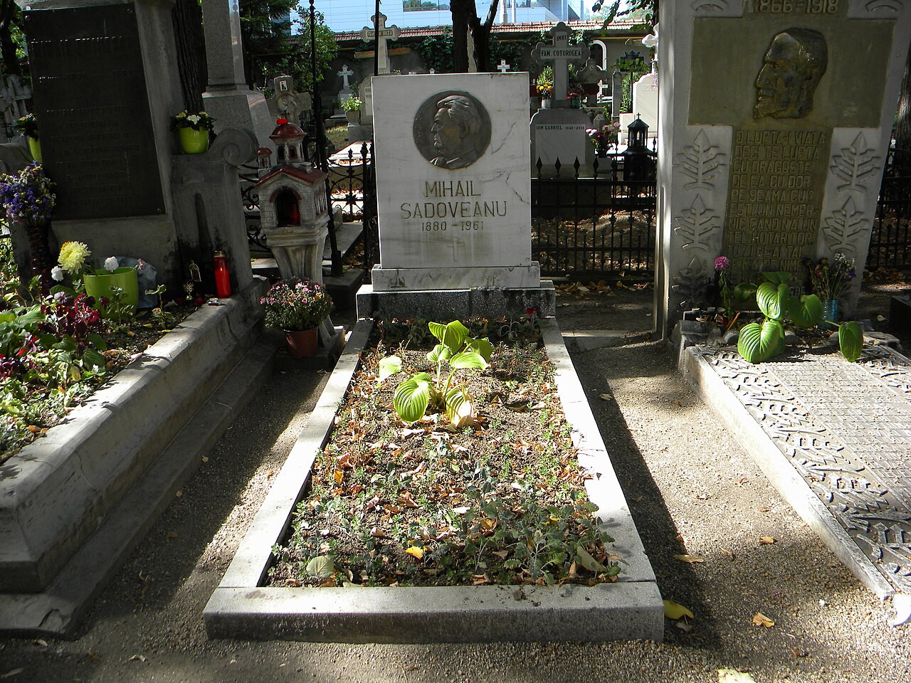 Bucuresti-Romania-Cimitirul-Bellu-Ortodox-(Mormantul-lui-Mihail-Sadoveanu)