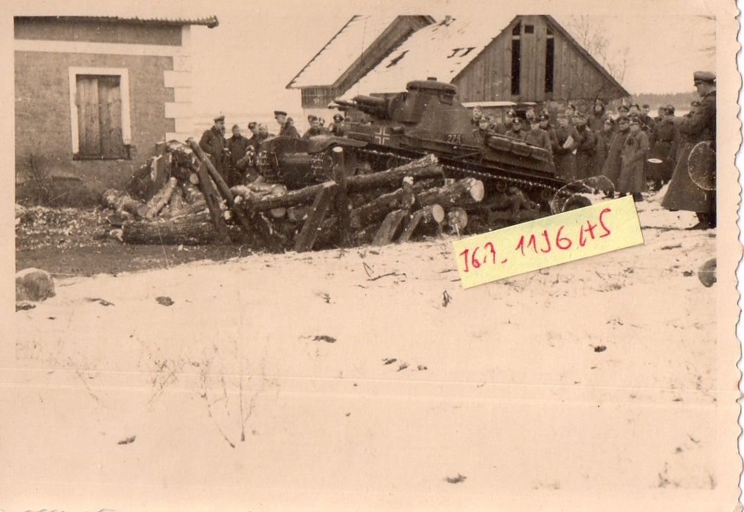 Panzer zerstört e. Balken - Barrikade vor Zuschauern in Uniform