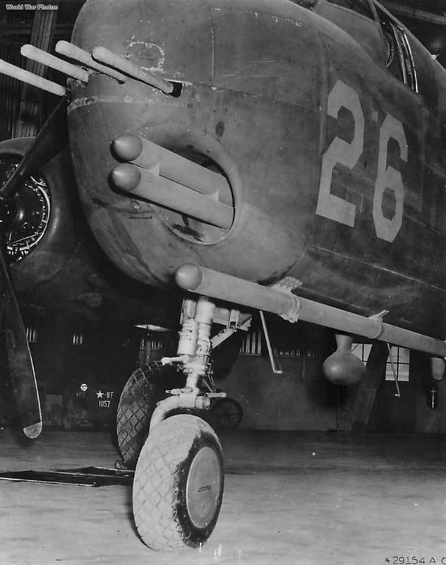 Avions insolites - Page 16 Un-North-American-B-25-quip-avec-deux-lance-roquettes-rempla-ant-le-canon-de-75-mm-et-un-troisi-me