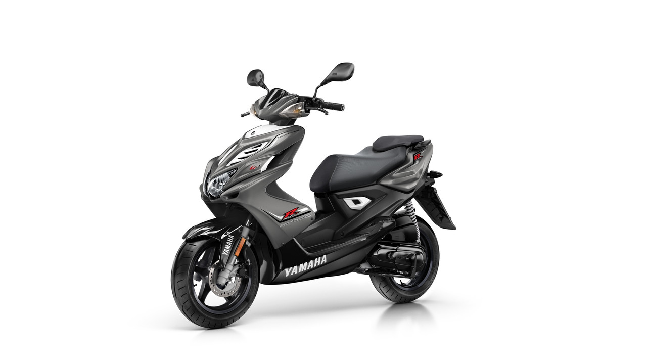 2015-Yamaha-Aerox-4-EU-Matt-Grey-Studio-007